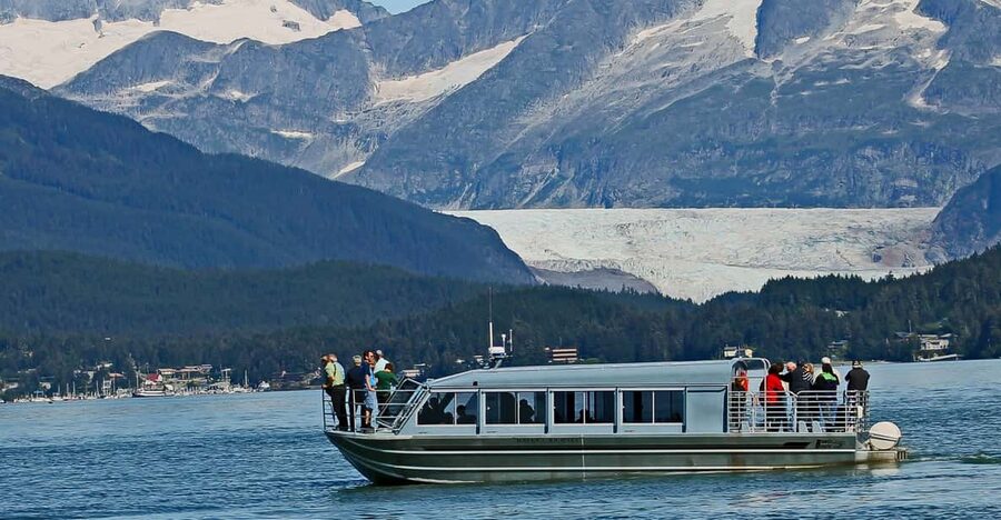 From Juneau: Whale Watching Cruise with Snacks - The 25-minute ride to Auke Bay