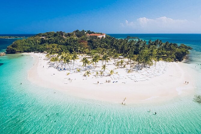 Punta Cana: Whale Watching and Bacardi Island Day Trip - Cayo Levantado, the calmest hour and a half
