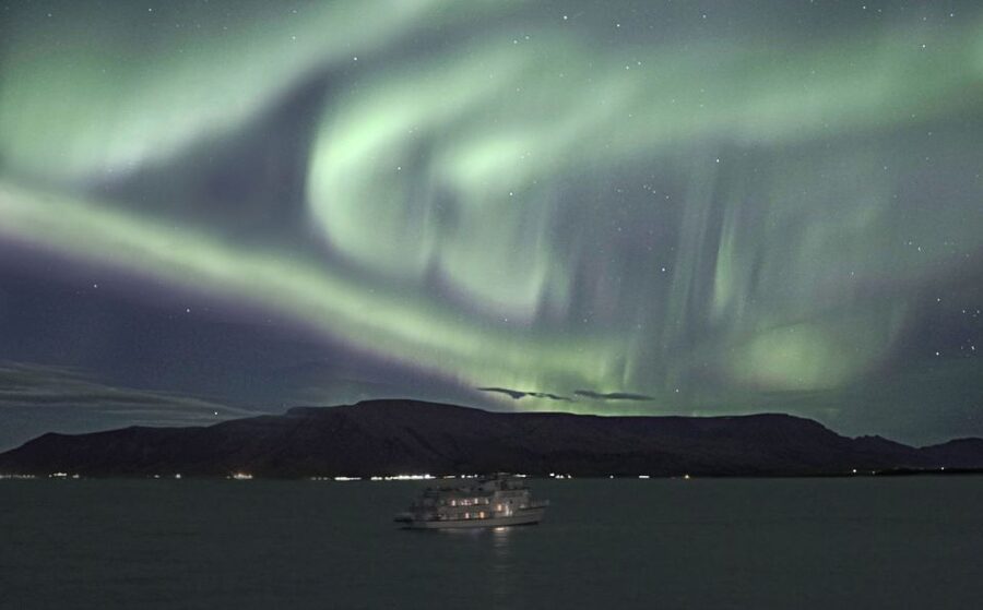 Reykjavik: Whales and Northern Lights Boat Tour - The break before the Northern Lights