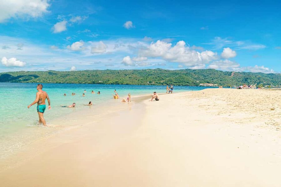 Samanà Whale Watching and Bacardi Island Tour From Bayahibe - The early bus ride from Bayahibe