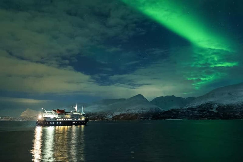Tromsø: 24hr Northern Lights & Whale Watching Cruise - Breakfast Near Mountains and a Glacier